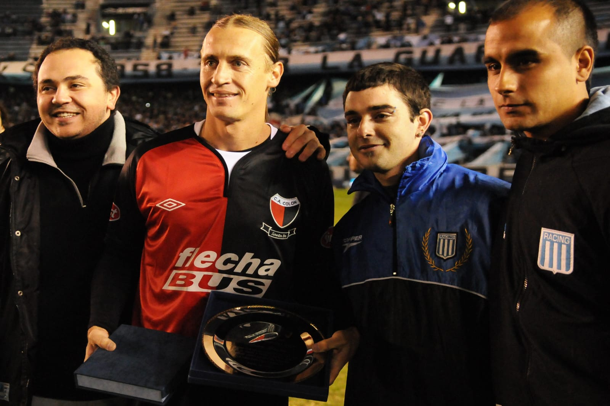 Daniel Camargo y Adrián Bastía en un partido de Racing vs Colón.