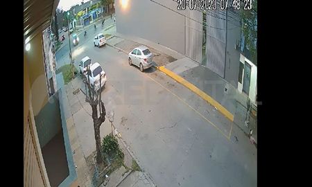 La justicia santafesina investiga un violento siniestro vial ocurrido el jueves por la mañana en el que resultó herido un joven que se trasladaba en un monopatín. La justicia santafesina investiga un violento siniestro vial ocurrido el jueves por la mañana en el que resultó herido un joven que se trasladaba en un monopatín.
