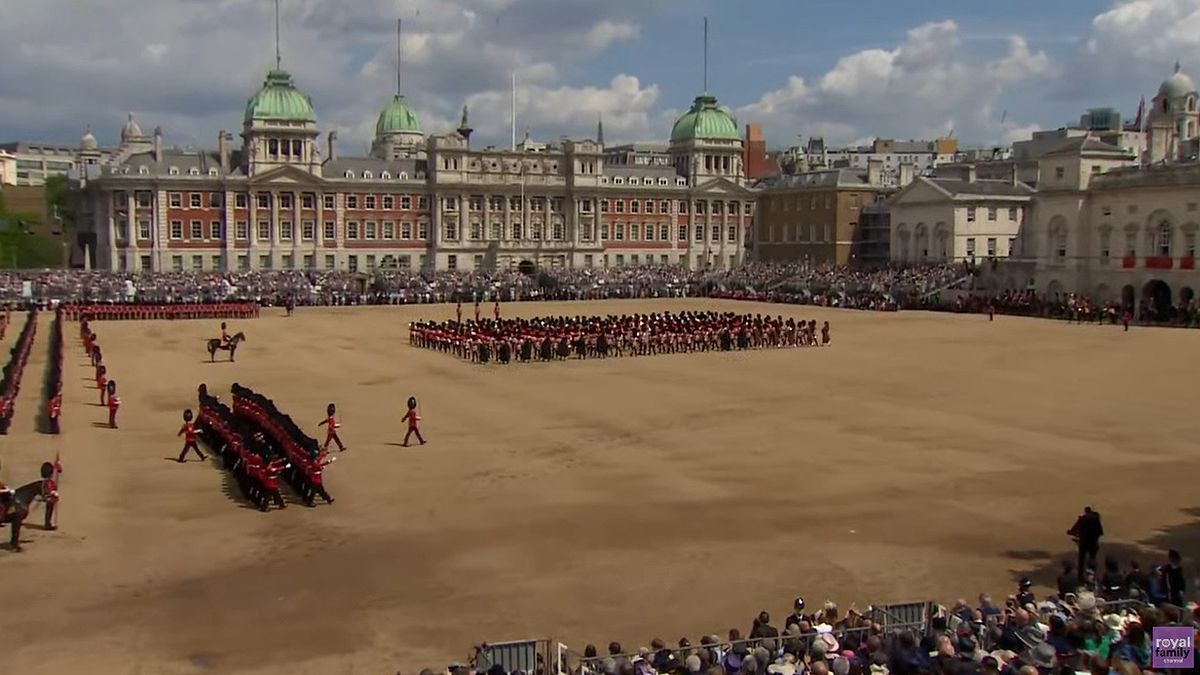 Se realizan desfiles por los 70 años de reinado de Isabel II.