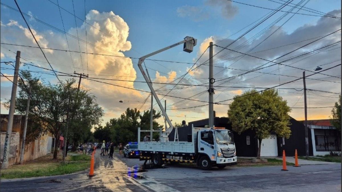 El joven quedó atrapado en altura tras una falla mecánica. Vecinos intentaron ayudar