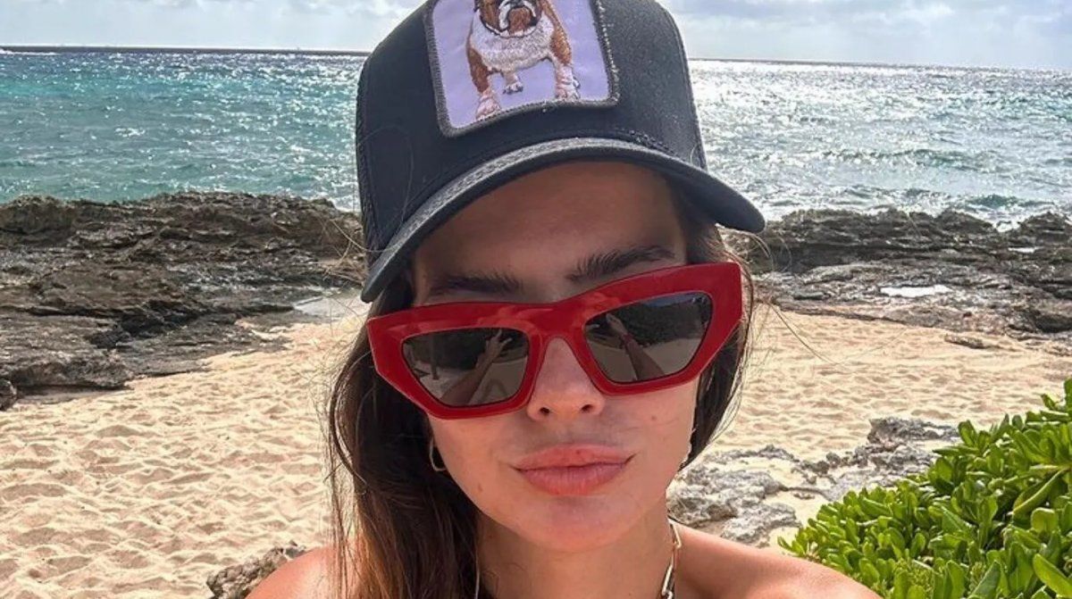 La China Suárez modelo en microbikini negra y cap