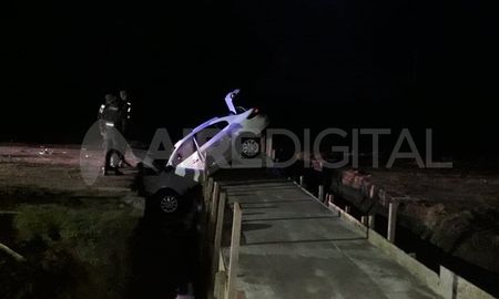 El vehículo quedó incrustado al no haber en la ruta señalización. El vehículo quedó incrustado al no haber en la ruta señalización.