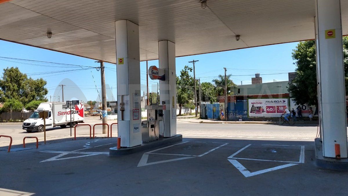 Uno de los delincuentes se bajó de la parte de atrás de la moto y luego huyó.