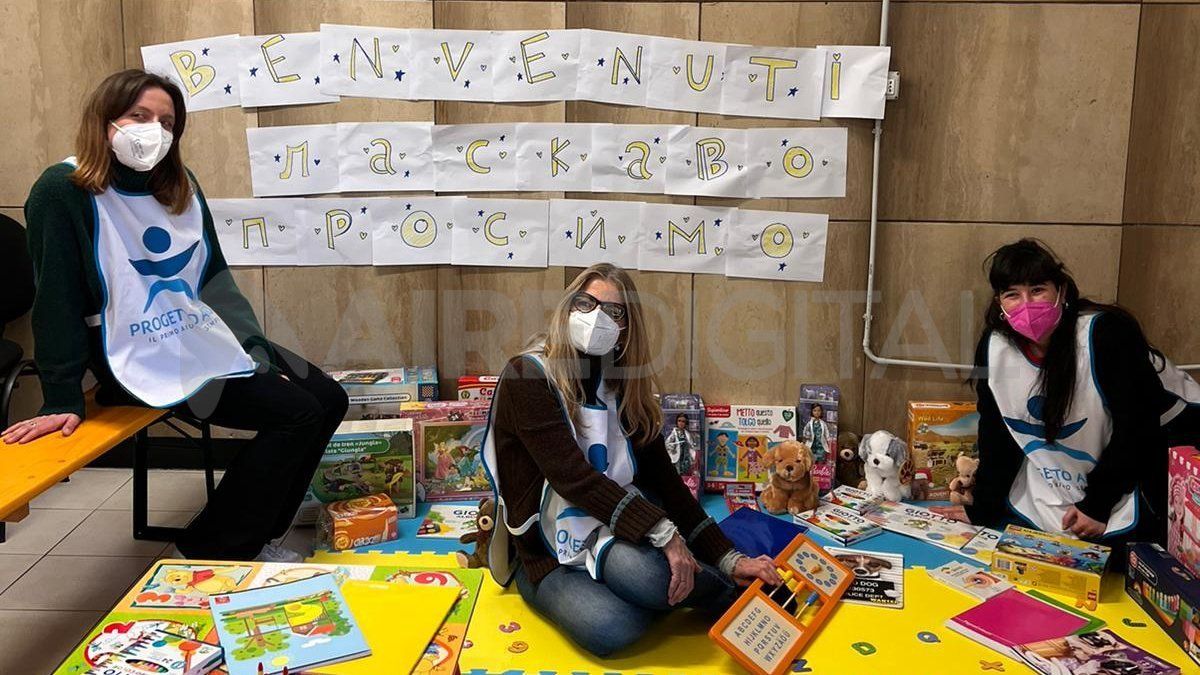 Los italianos reciben a los ucranianos que huyen de la guerra con carteles de bienvenida en su idioma.