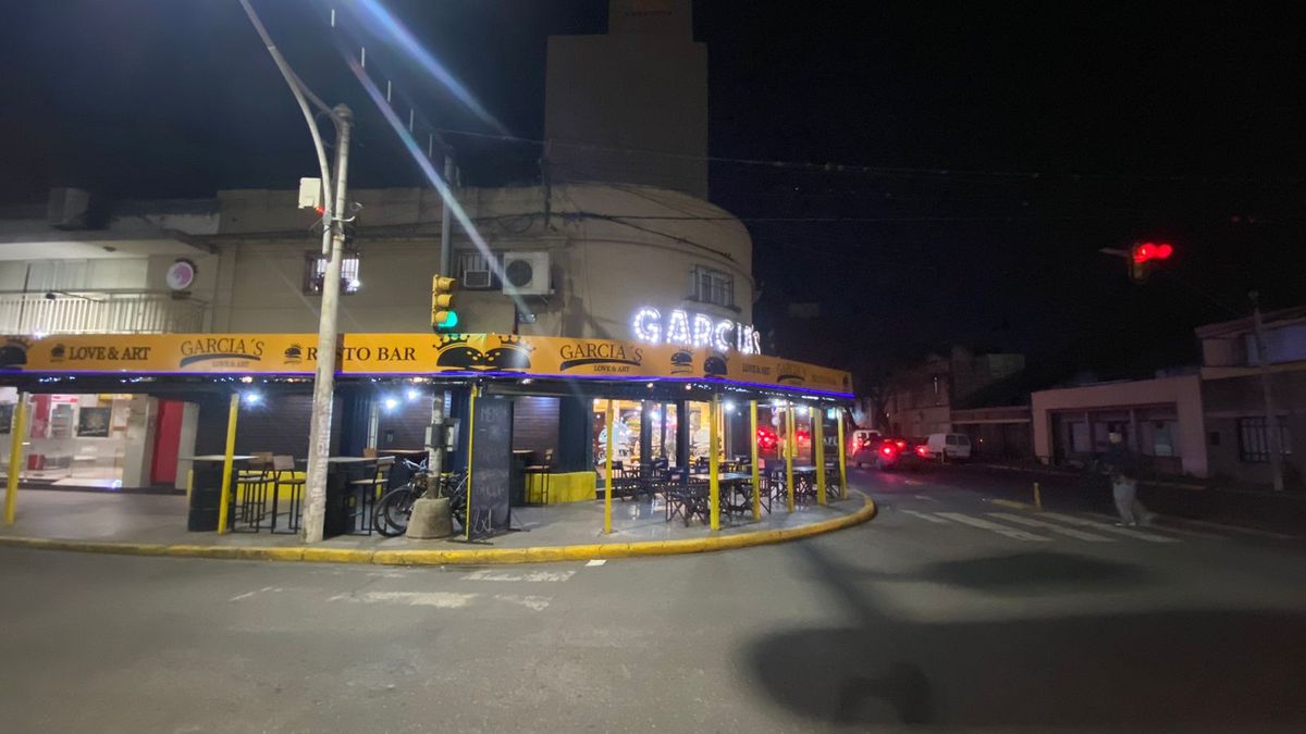 El dueño del bar ubicado en Bulevar Pellegrini reclama por la falta de iluminación sobre Urquiza: El dueño del bar ubicado en Bulevar Pellegrini reclama por la falta de iluminación sobre Urquiza: