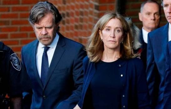 La actriz Felicity Huffman sale de una corte federal en Boston tras enfrentar cargos en un escándalo nacional de sobornos a universidades.