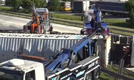 Retiraron el camión que volcó en Panamericana: siguen las tareas de limpieza Retiraron el camión que volcó en Panamericana: siguen las tareas de limpieza