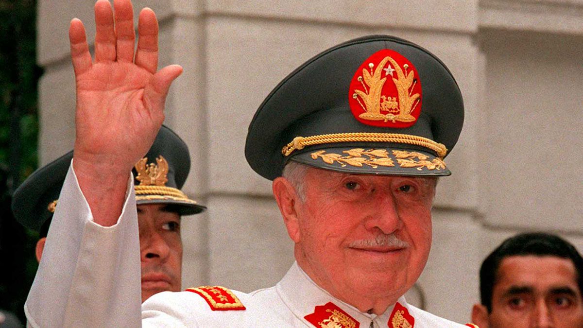 La actual Constitución chilena fue dictada durante una dictadura militar de Pinochet, por lo que para un sector de la sociedad tiene un origen ilegítimo.