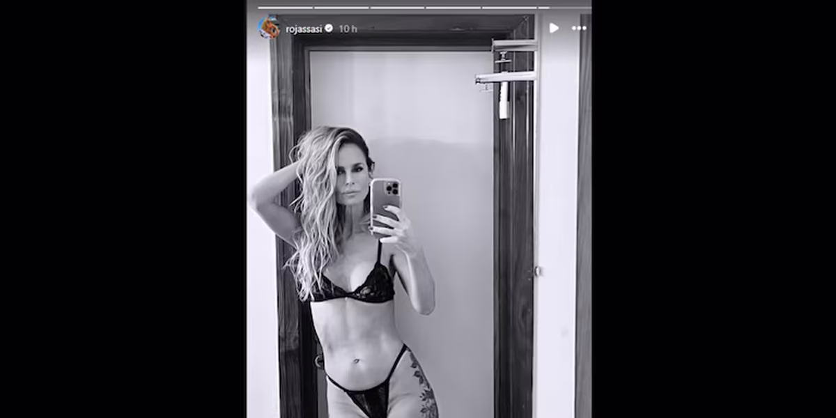 Sabrina compartió una imagen frente al espejo con un conjunto de lencería negro de encaje. Sabrina compartió una imagen frente al espejo con un conjunto de lencería negro de encaje.
