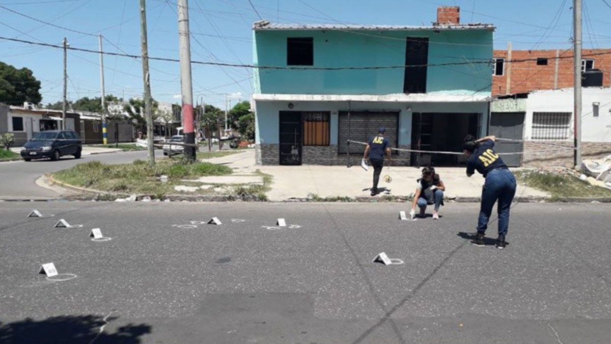 Dos hombres resultaron heridos cuando fueron atacados a tiros minutos después del mediodía de este sábado en barrio Tablada.