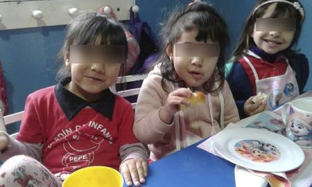 Auri (izq) asistía al jardín de infantes Sapo Pepe de la ciudad de Rosario. Este sábado, la institución despidió en redes a la niña asesinada. Auri (izq) asistía al jardín de infantes Sapo Pepe de la ciudad de Rosario. Este sábado, la institución despidió en redes a la niña asesinada.