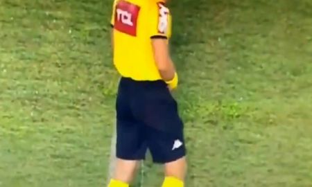 Un árbitro se orinó en el medio de la cancha y quedó grabado Un árbitro se orinó en el medio de la cancha y quedó grabado