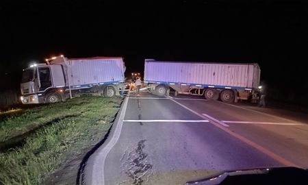 El vehículo quedó atravesado cerca del cruce con Ruta 34, en San Genaro. El chofer resultó ileso y el tránsito estuvo cortado. El vehículo quedó atravesado cerca del cruce con Ruta 34, en San Genaro. El chofer resultó ileso y el tránsito estuvo cortado.