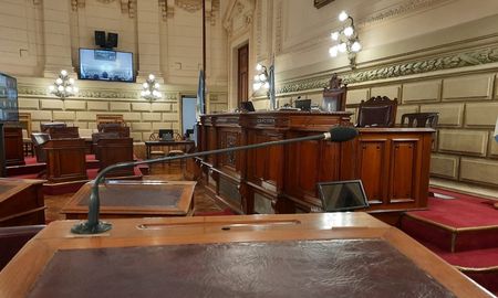 De los 19 senadores provinciales actuales, 18 buscarán renovar sus mandatos. De los 19 senadores provinciales actuales, 18 buscarán renovar sus mandatos.