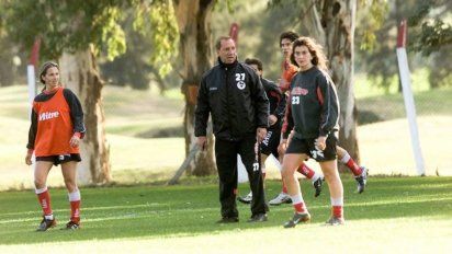 Carlos Bilardo, un adelantado: a 20 años del día que realizó un entrenamiento mixto al mando de Estudiantes
