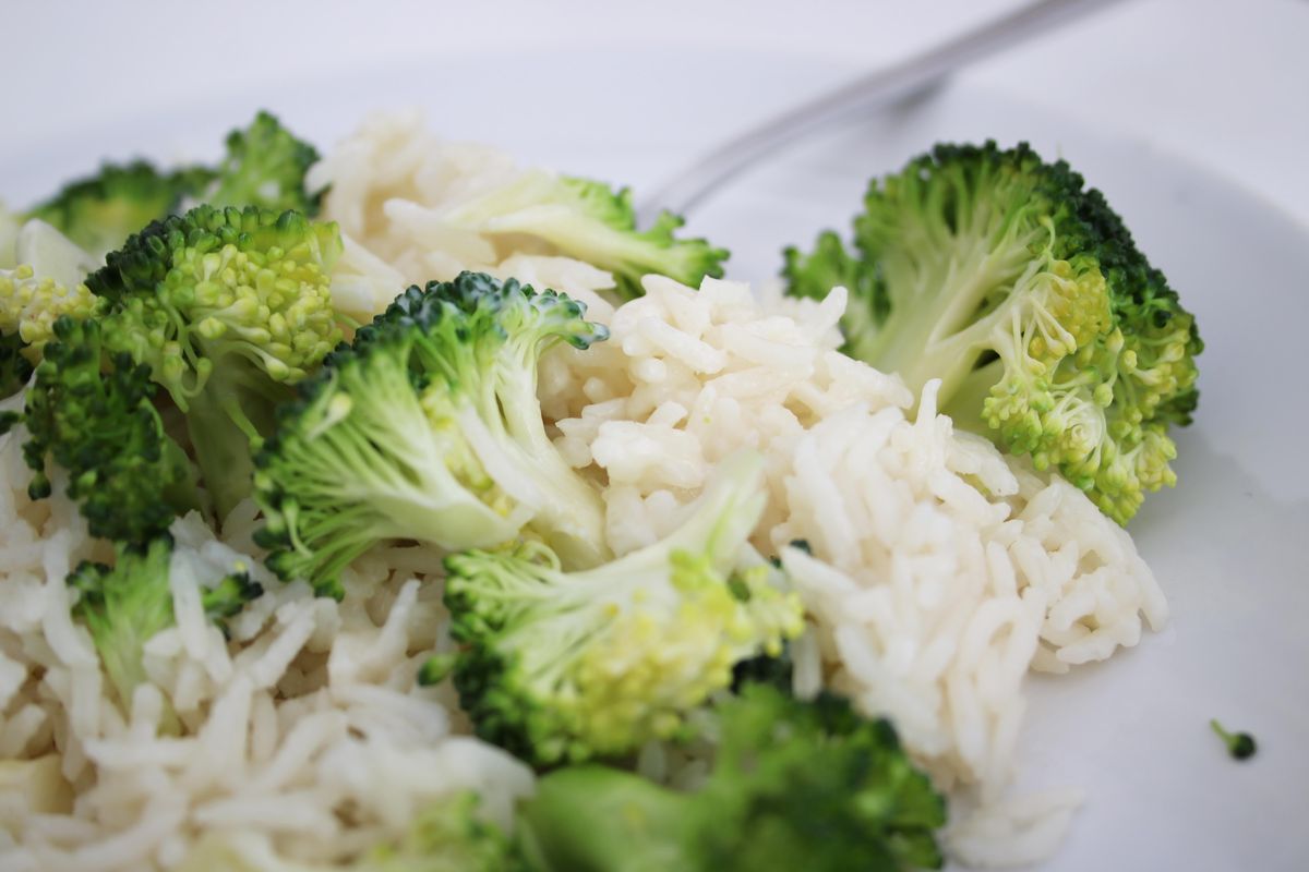 El brócoli es una verdura crucífera que se caracteriza por su alto contenido en nutrientes, entre los que se encuentra el hierro. El brócoli es una verdura crucífera que se caracteriza por su alto contenido en nutrientes, entre los que se encuentra el hierro.