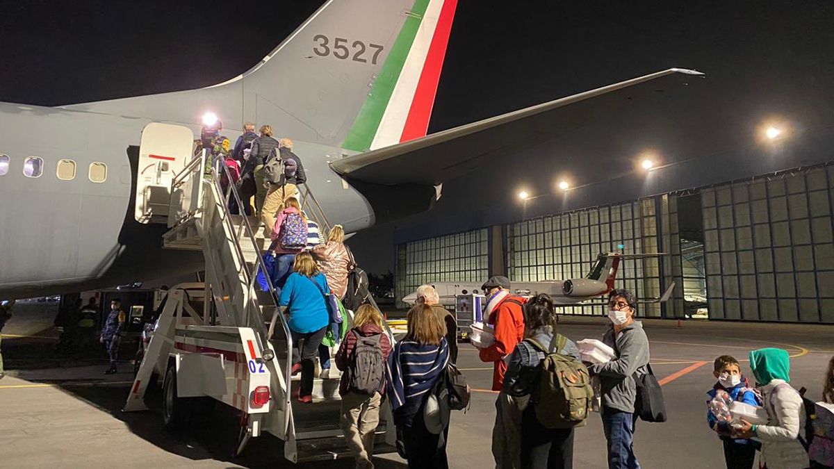 Unos 300 argentinos regresaron desde M&eacute;xico en aviones de la Fuerza A&eacute;rea de ese pa&iacute;s.