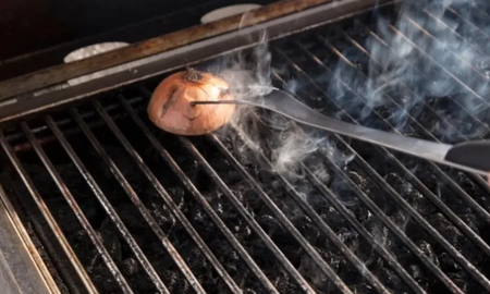 El secreto del asado perfecto: por qué los expertos frotan una cebolla en la parrilla antes de cocinar.