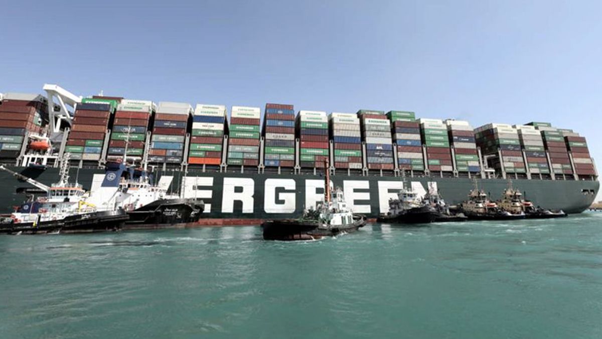 En la noche del sábado al domingo fracasó un nuevo intento de reflotar el buque aprovechando la marea alta, pero esta mañana se informó de que el timón y las hélices estaban liberadas, indicó en su página web la firma de servicios marítimos Gulf Agency Company (GAC), con sede en Dubái y que opera en el canal.