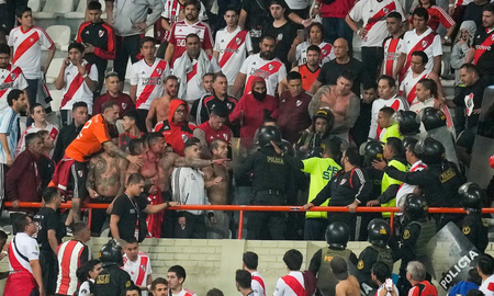 Graves incidentes entre barras de River y la policía: tribuna e hinchas ensangrentados Graves incidentes entre barras de River y la policía: tribuna e hinchas ensangrentados