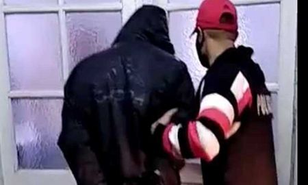 Captura del video: detuvieron a un hombre de 45 años por el homicidio de una joven de 22 años en Rosario. Captura del video: detuvieron a un hombre de 45 años por el homicidio de una joven de 22 años en Rosario.