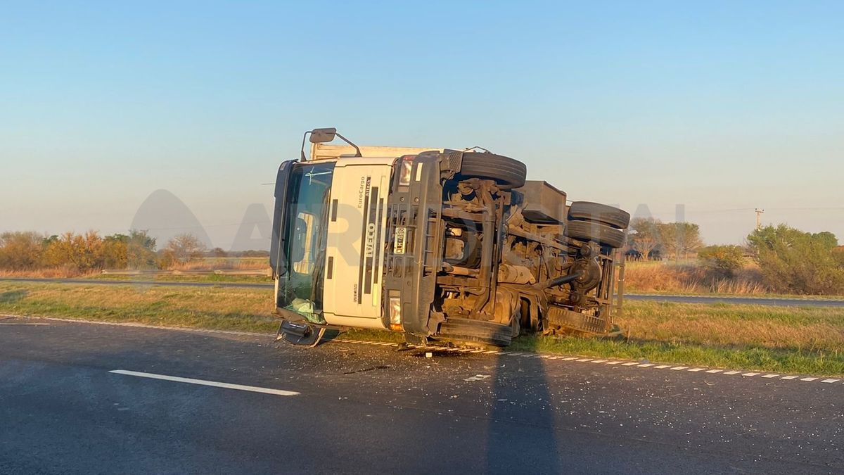 Autopista Rosario - Santa Fe: choque y vuelco a la altura de Sauce Viejo