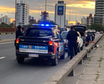 un auto mordió la banquina, rompió una rueda y quedó varado sobre el Puente Oroño.