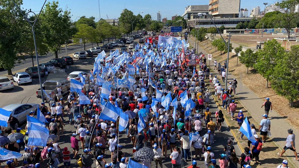 Organizaciones sociales marcharon y se concentraron frente a Desarrollo Social.