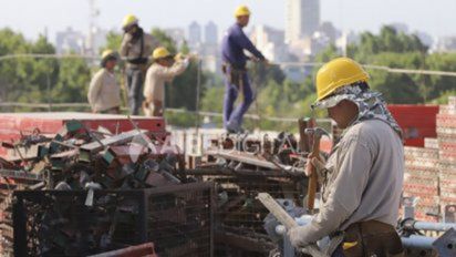 Un informe asegura que se reduce el empleo formal y crece el monotributismo