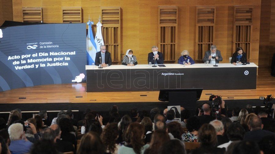 Alberto Fernández realizó un acto por el Día de la Memoria rodeado de científicos y algunas referentes de Madres de Plaza de Mayo.