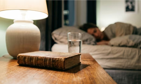 El Feng Shui recomienda tener un libro en tu mesita de luz. El Feng Shui recomienda tener un libro en tu mesita de luz.
