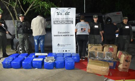 Primero fueron detenidas tres personas que llevaban 200 kilos de marihuana en un vehículo utilitario. Primero fueron detenidas tres personas que llevaban 200 kilos de marihuana en un vehículo utilitario.