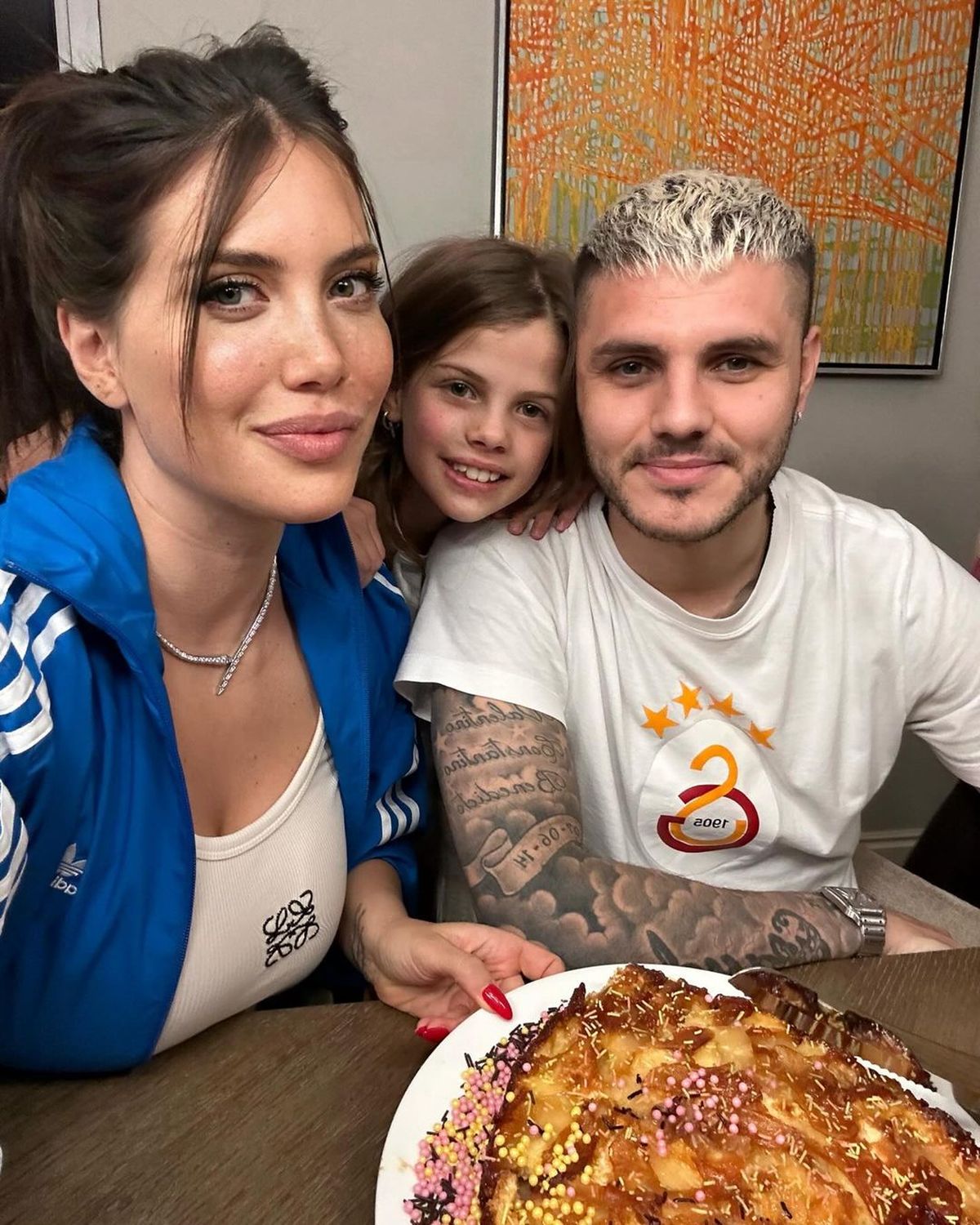 Wanda Nara sorprendió a Mauro Icardi con una torta invertida. Wanda Nara sorprendió a Mauro Icardi con una torta invertida.