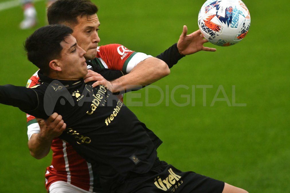 Facundo Farís sufrió un golpe en el partido ante Gimnasia y es duda para integrar el equipo de Colón para afrontar la séptima fecha del Torneo de la Liga Profesional.
