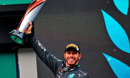 La BBC eligió a Lewis Hamilton como el deportista inglés del año. La BBC eligió a Lewis Hamilton como el deportista inglés del año.