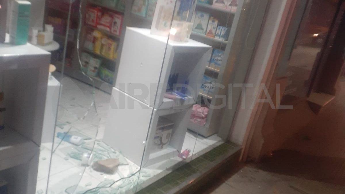 Así quedó la vidriera de la farmacia tras la entrada del ladrón. 