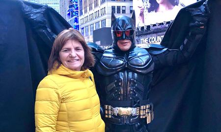patricia bullrich se encontro con batman en nueva york y cantaron vamos a volver patricia bullrich se encontro con batman en nueva york y cantaron vamos a volver
