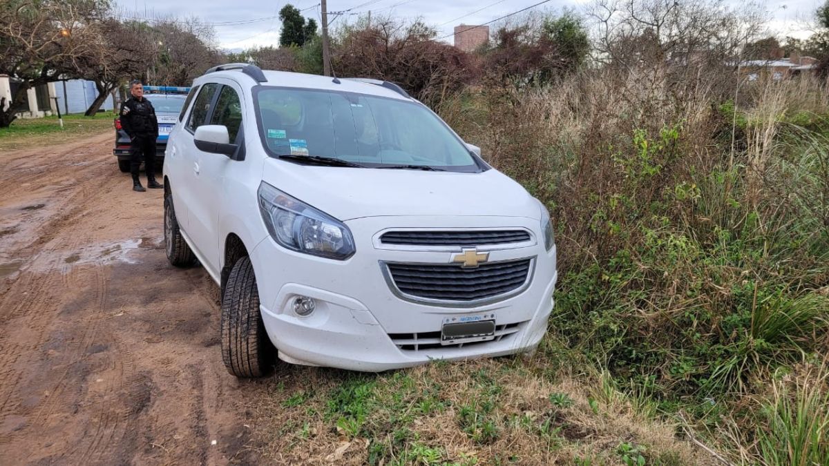El vehículo apareció ese mismo día, cerca de las 15, abandonado en una zanja detrás del kilómetro 0,5. El vehículo apareció ese mismo día, cerca de las 15, abandonado en una zanja detrás del kilómetro 0,5.