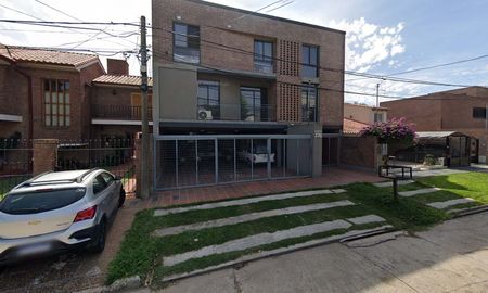 Doce personas llegaron en seis motos y forzaron el portón del garaje de un edificio en barrio Guadalupe. Doce personas llegaron en seis motos y forzaron el portón del garaje de un edificio en barrio Guadalupe.