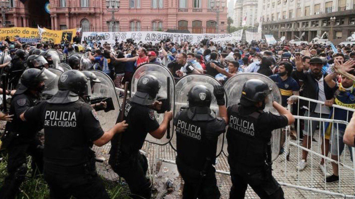 Cientos de hinchas se abalanzaron sobre las vallas de la Casa Rosada porque querían despedir al ídolo.