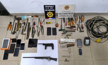 Allanamientos múltiples en Arroyo Leyes y Los Zapallos arrojaron como resultados: cinco personas detenidas y una gran cantidad de elementos secuestrados. Allanamientos múltiples en Arroyo Leyes y Los Zapallos arrojaron como resultados: cinco personas detenidas y una gran cantidad de elementos secuestrados.