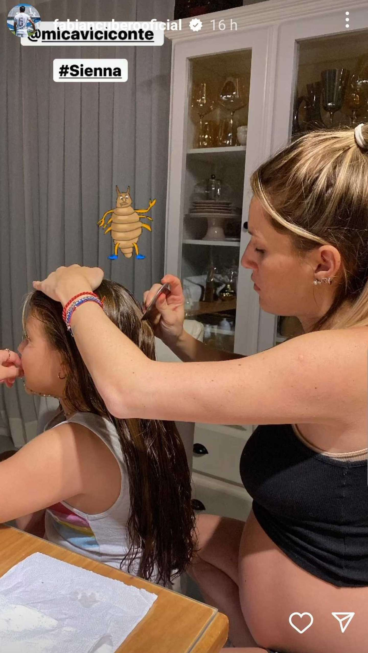 Mica Viciconte se mostró sacándole los piojos a la hija de Fabián Cubero y Nicole Neumann.