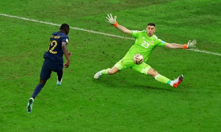 El momento clave, cuando Dibu Martínez realiza la histórica atajada en la final del Mundial de Qatar. El momento clave, cuando Dibu Martínez realiza la histórica atajada en la final del Mundial de Qatar.