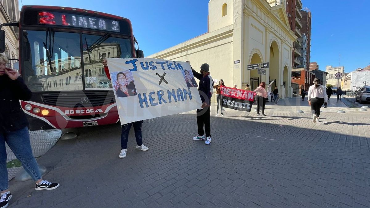 Familiares de Hernán cortaron el tránsito este mediodía en General López y San Jerónimo, frente a los Tribunales de la ciudad de Santa Fe.