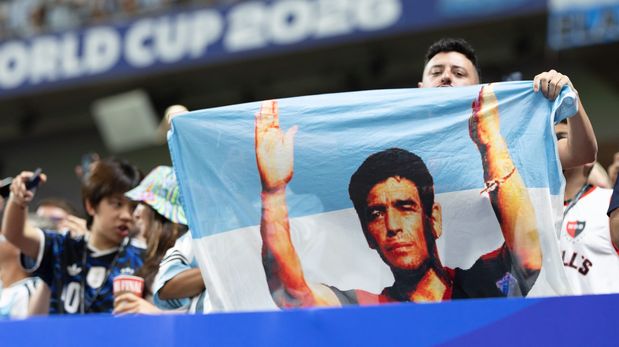 No eran de Malvinas, pero se robaron todas las miradas: las banderas que sí ingresaron al estadio