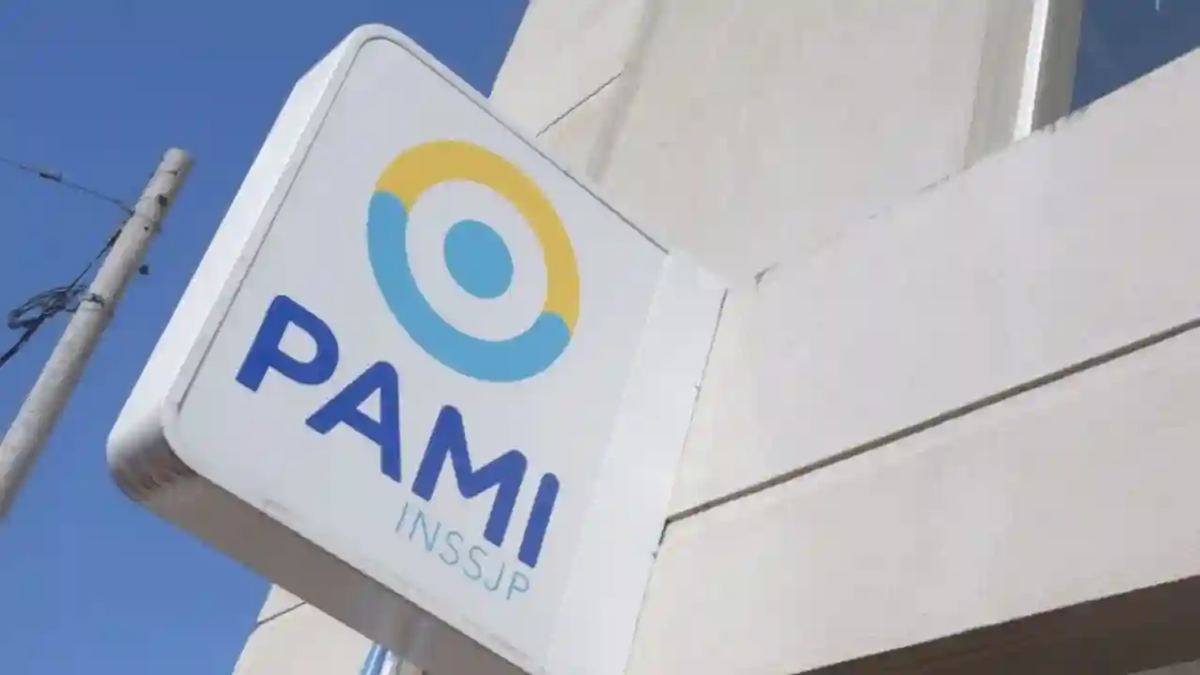 El PAMI dispuso una reducción del 24,18% en rangos jerárquicos y una disminución del 75% en secretarías. El PAMI dispuso una reducción del 24,18% en rangos jerárquicos y una disminución del 75% en secretarías.