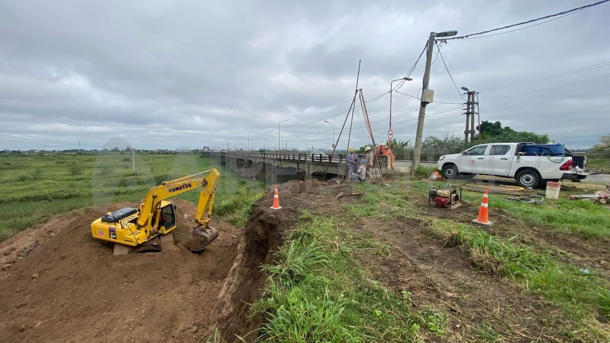 La retroexcavadora construirá un pequeño terraplén de avance, lo que facilitará el desplazamiento de los obreros durante el estudio de suelo. La retroexcavadora construirá un pequeño terraplén de avance, lo que facilitará el desplazamiento de los obreros durante el estudio de suelo.