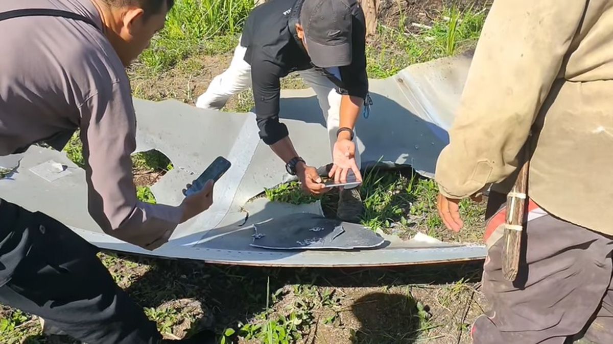 Restos del cohete chino sobre plantaciones pertenecientes a residentes de Pengadang Village