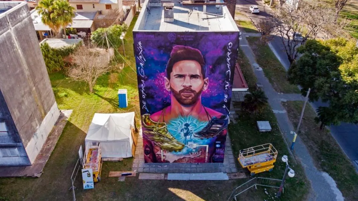 El mural fue realizado en homenaje a Messi en su barrio, mientras jugaba la Copa América en la que Argentina se consagró campeón 2021.