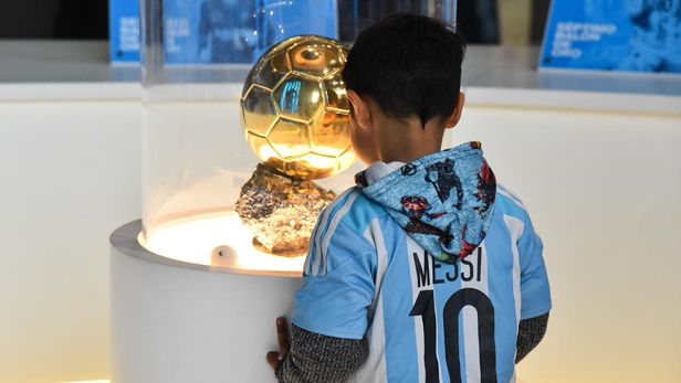 Impulsada por Lotería de Santa Fe y Provincia, la muestra sobre Lionel Messi se inaugurará este viernes 29, a las 19. Impulsada por Lotería de Santa Fe y Provincia, la muestra sobre Lionel Messi se inaugurará este viernes 29, a las 19.